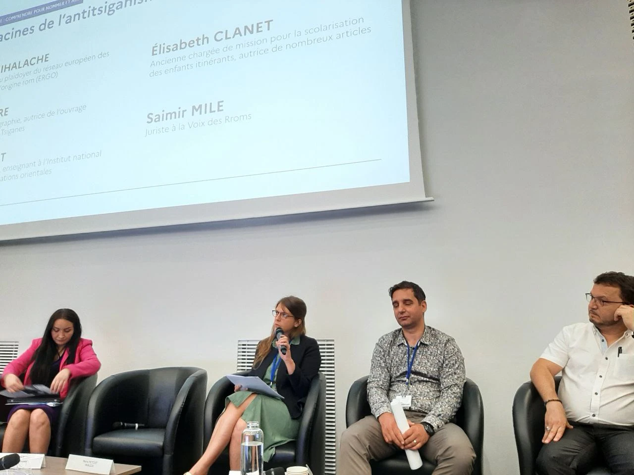 Première table-ronde le 28 juin : Isabela Mihalache du réseau ERGO, Adèle Sutre, géographe, Petre Petcut, historien, Saimir Mile de la Voix des Rroms